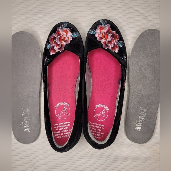 RARE Alegria Velvet Floral Embroidered Peacock Wedge Heels sz 6.5 - Picture 9 of 12